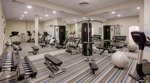 Posilňovňa alebo fitness centrum v ubytovaní Radisson Blu Hotel Leipzig