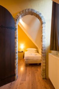 a bedroom with an archway with a bed in it at City Flats by Lybeer Hotel Group in Bruges