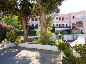 Un jardín fuera de Albergo Le Querce