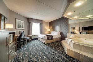 เตียงในห้องที่ Monte Carlo Inn Brampton