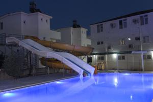 Piscine de l'établissement Gül Otel ou située à proximité