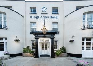 Una puerta principal del hotel de armas de los reyes en The Kings Arms, en Kingston upon Thames