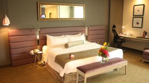 Cama ou camas em um quarto em Crowne Plaza Toluca - Lancaster, an IHG Hotel