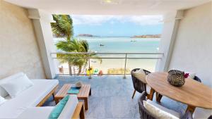 ein Wohnzimmer mit Blick auf den Strand in der Unterkunft Hotel Les Ondines Sur La Plage in Gustavia