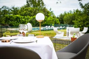 Foto da galeria de Hôtel Restaurant Gastronomique La Huchette em Mâcon