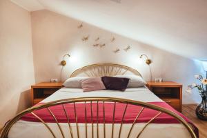 1 dormitorio con 1 cama con estrellas en la pared en Guesthouse Centrum B&B, en Izola