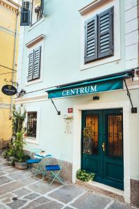 un edificio con una puerta verde y una mesa al aire libre en Guesthouse Centrum B&B, en Izola