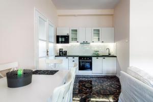 Una cocina o kitchenette en BeeApartments Żywiecka 49