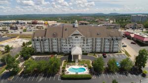 een luchtzicht op een hotel met een groot gebouw bij Hotel Grand Victorian in Branson