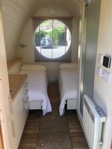 Posteľ alebo postele v izbe v ubytovaní Eriskay B&B and Aviemore Glamping