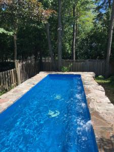 Swimming pool sa o malapit sa Relais St-Denis