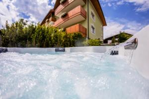 Der Swimmingpool an oder in der Nähe von Wohlfühlhotel Mei Auszeit