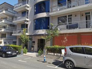 une voiture garée dans un parking en face d'un bâtiment dans l'établissement Alexandrov Residence Studio, à Nessebar