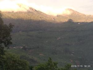 vista su una valle con montagna di Sitaram Mountain Retreat a Munnar