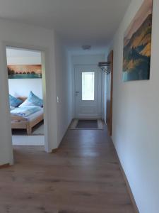 een hal met een bed in een witte kamer bij Ferienwohnung Viktoria in Lenzkirch