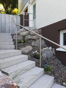 een trap naast een gebouw met bloemen bij Ferienwohnung Viktoria in Lenzkirch