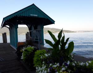 een prieel op het water met bloemen bij La villa Du Port in Veyrier-du-Lac