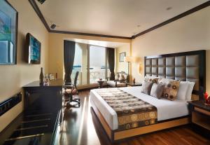 A bed or beds in a room at Vivanta Ernakulam, Marine Drive