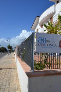 Et logo, certifikat, skilt eller en pris der bliver vist frem på B&B Sperlonga