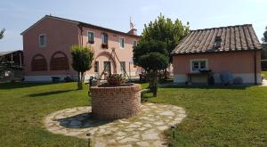 een huis met een stenen fontein voor een tuin bij Casal Sant'Elena in Altopascio