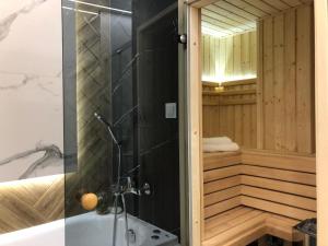 Kupatilo u objektu Family & Business Sauna Apartments Plac Wolności CENTRUM Downtow, UNIKAT - 5 Bedroom with Private Sauna, Bath with Hydromassage, Parking, Catering Options