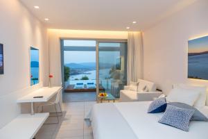 um quarto com uma cama e vista para o oceano em Lindos Mare, Seaside Hotel em Líndos