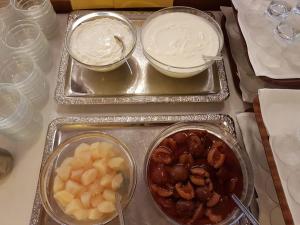 Trois plateaux de nourriture sur une table avec des bols de fruits dans l'établissement Hotel Hahnenkleer Hof, à Hahnenklee