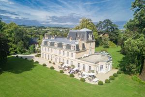 Chateau La Cheneviere tesisinin dışında bir bahçe