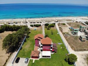 una vista aérea de una casa junto al océano en Villa Ioli, en Lefkada