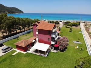 una vista aérea de una casa con el océano en el fondo en Villa Ioli, en Lefkada