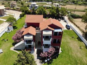 una vista aérea de una casa con techo naranja en Villa Ioli, en Lefkada