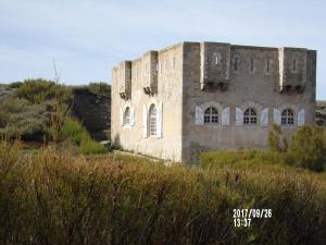 een oud stenen gebouw midden in een veld bij Penty de l'Aber in Crozon