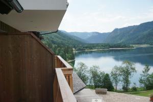 balcone di una casa con vista sul lago di Landhaus Seereith a Faistenau