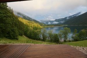 una terrazza in legno con vista sul lago. di Landhaus Seereith a Faistenau