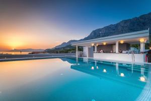 una villa con piscina al tramonto di Boutique Hotel Mirjam a Makarska