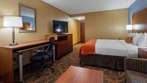 Ein Bett oder Betten in einem Zimmer der Unterkunft Best Western Plus Fresno Airport Hotel