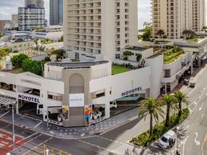 El barrio en el que está el hotel o un barrio cercano