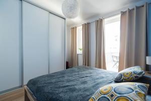 Ліжко або ліжка в номері Chez Emile Private 5 star 3 room flat and in-door Pkg