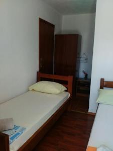 una piccola camera con letto e armadio di Apartman Tešović a Kotor (Cattaro)