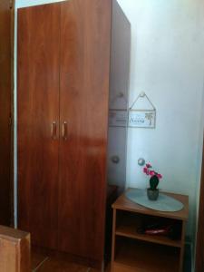 un grande mobile in legno in una stanza con tavolo di Apartman Tešović a Kotor (Cattaro)