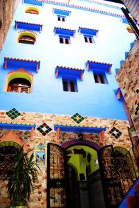 um edifício com tinta azul na lateral em Hotel Casa Khaldi em Chefchaouen