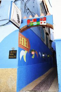 uma parede azul com um comboio de brinquedo em Hotel Casa Khaldi em Chefchaouen