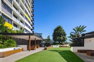 - une vue sur la cour d'un bâtiment dans l'établissement Alcyone Hotel Residences, à Brisbane