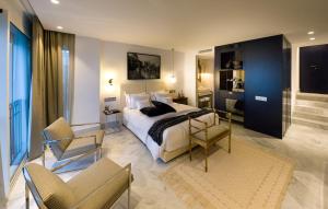 Llit o llits en una habitació de Maison Dedine- SmallLuxuryHotels -Adults Only