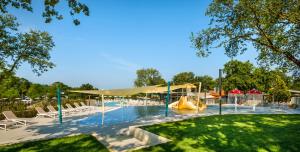 einen Pool mit Rutsche und Spielplatz in der Unterkunft Aminess Maravea Camping Resort Holiday Homes in Novigrad Istria