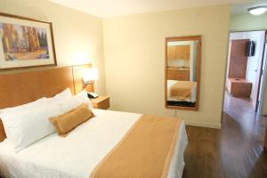 Cama ou camas em um quarto em Rosslyn Inn & Suites