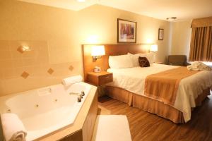 Cama ou camas em um quarto em Rosslyn Inn & Suites