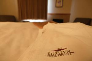 Cama ou camas em um quarto em Rosslyn Inn & Suites