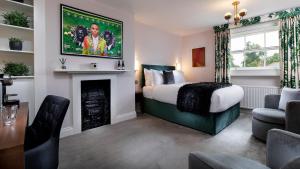 Habitación de hotel con cama y chimenea en The Kings Arms, en Kingston upon Thames