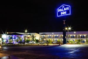 エルパソにあるPalace Inn El Pasoの夜のパジャック イン